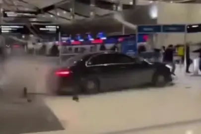 ABD'de bir kişi Detroit Havalimanı terminaline otomobille daldı