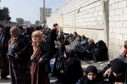 Aktan Hapishanesi önünde ailelerin umutlu bekleyişi sürüyor