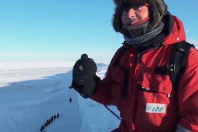 Belgesel ekibi, müdahale etmeme kuralını ihlal ederek mahsur kalan penguenleri kurtardı