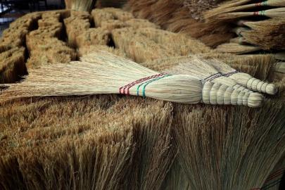 Bir zamanların ev temizliğinin vazgeçilmezi ot süpürgüler, artık birkaç ustanın elinde