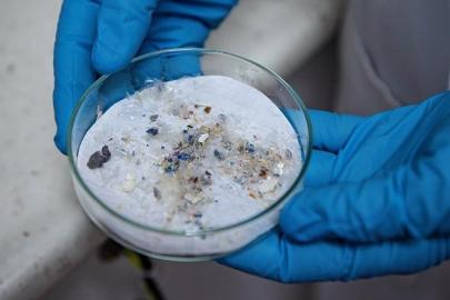 Çamaşır suyundaki mikroplastikler güneş enerjisine dönüştürüldü