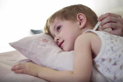 Çocuklarda ateş ne zaman tehlikeli? Uzmanından ailelere hayati uyarılar