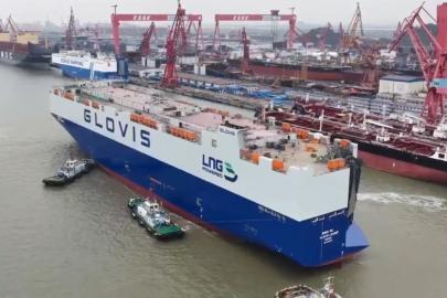 Dünyanın en büyük otomobil taşıyan gemisi denize indirildi