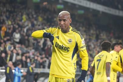 Fenerbahçeli futbolcu Talisca, 5 yıllık sevgilisine evlenme teklif etti