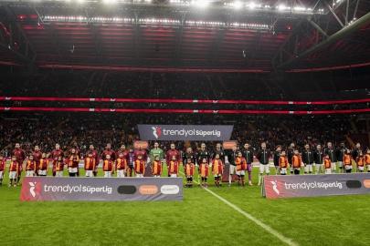 Galatasaray tribünlerinden yönetime tepki!