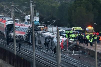 İspanya'da iki hızlı trenin karıştığı kazada ölü sayısı 40'ı buldu