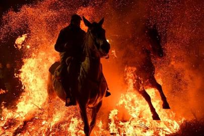 İspanya'da kutsanan atlar ateşin üzerinden atlatıldı