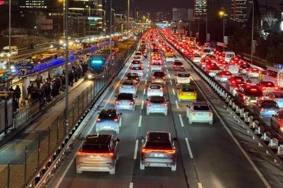 İstanbul'da trafik çilesi: Yoğunluk haritası yüzde 85'i gösterdi