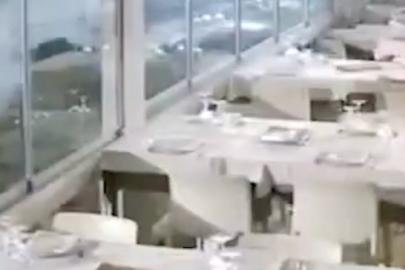 İtalya’da restoranı dev dalgaların vurduğu anlar kamerada