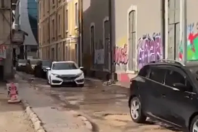 İzmir Alsancak'ta bozuk yollar