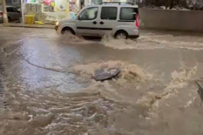 İzmir'de fırtına ve sağanak hayatı felç etti: Yollar göle döndü