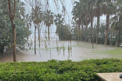 İzmir'de sağanak su baskınlarına neden oldu
