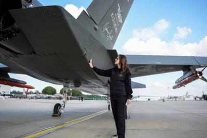 KIZILELMA'yı uçuran kadın pilot Elif Ergin kariyerini ve çalışmalarını anlattı