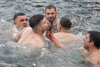 Mudanya’da Epifani Bayramı kapsamında denizden haç çıkarma töreni