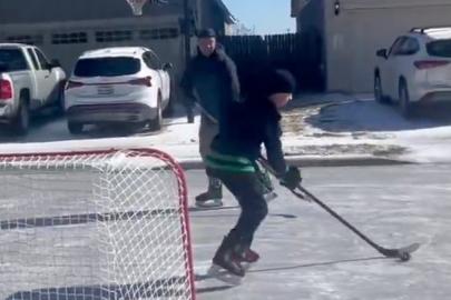 New York'ta dondurucu soğuk: Baba ve oğlu sokakta buz hokeyi oynadı