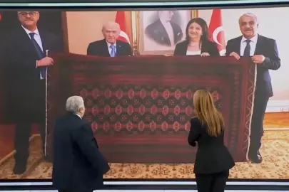 Öcalan’ın Bahçeli’ye hediye ettiği kilimi canlı yayında yorumladılar: Kurt imajı görülüyor