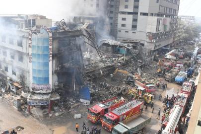 Pakistan’daki AVM yangınında can kaybı artıyor