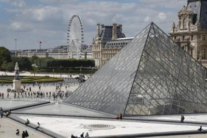 Paris'teki Louvre Müzesi, grev nedeniyle ziyarete kapandı