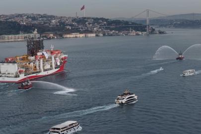 Türkiye'nin 6'ncı sondaj gemisi 'Yıldırım' İstanbul Boğazı'ndan geçti
