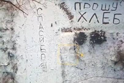 Ukrayna drone'u karşılaştığı zor durumdaki kadına yiyecek taşıdı