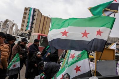 YPG'den kurtarılan Rakka sokaklarında Suriye bayrakları dalgalanıyor