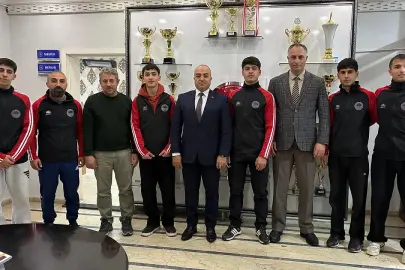 Ağrılı halterciler Mersin'de madalyaları topladı