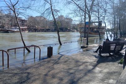 Antalya'da kuvvetli yağış 6 ilçede hasara neden oldu, mahsur kalan hayvanlar kurtarıldı (2)