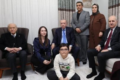 Cumhurbaşkanı Erdoğan, depremzede aileyi evinde ziyaret etti