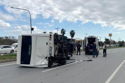 Hafif ticari aracın çarptığı midibüs devrildi, 7 kişi yaralandı; kaza kamerada