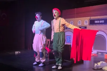 “İki Bavul Dolusu” minik tiyatroseverlerle buluştu