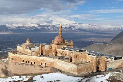 İshak Paşa Sarayı kışın da ziyaretçilerini büyülüyor