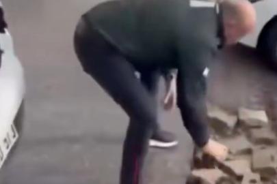 İzmir'de sağanak sonrası çukurları da vatandaş kapattı