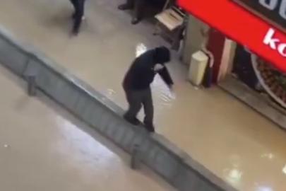 İzmir'de vatandaşlar sağanak sonrası göle dönen caddelerde yürüyemedi