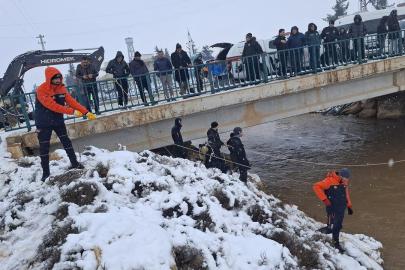 Kanala düşen araçtaki 4 kişi için arama çalışması yapılıyor