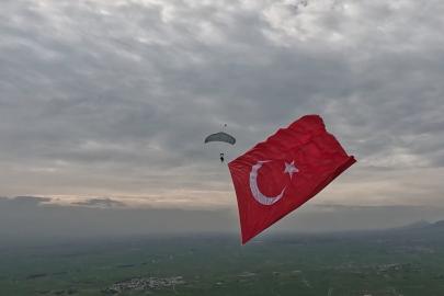 MSB paylaştı: Türk bayrağıyla serbest paraşüt atlayışında Türkiye rekoru