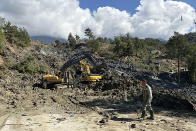 Muğla'da toprak kayması; yol ulaşıma kapatıldı