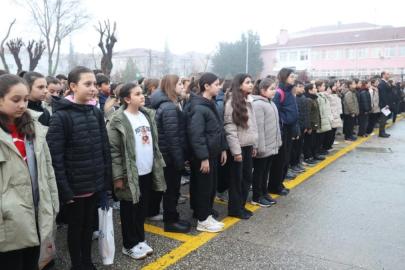 Okullarda 6 Şubat depremlerinde hayatını kaybedenler için saygı duruşu