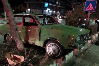 Otomobilin yaya geçidinde çarptığı 3 liseli yaralandı