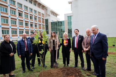 Rektör Özkan İlahiyat Fakültesi'nde ağaç dikti, Gazze sergisini gezdi