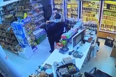 Alkollü iş yeri sahibinin tartıştığı müşteriyi öldürdüğü anlar kamerada