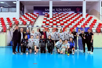 Bursa Büyükşehirli kadın henbolcular zirvede tek başına