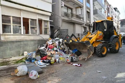 İzmir Karabağlar’da çöp ev temizlendi.. 15 kamyon atık çıkarıldı