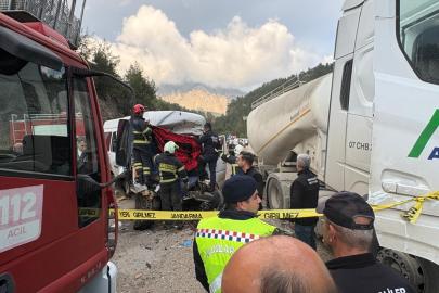 Minibüs ile beton mikserinin çarpıştığı kazada ölen 7 kişinin cenazeleri alındı