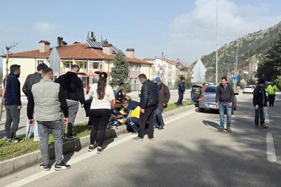 Refüje çarpan motosikletli yaralandı