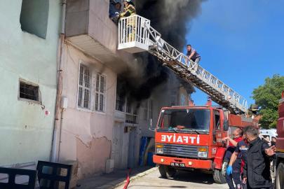 Evde çıkan yangından, pencereye uzatılan merdivenle kurtarıldılar