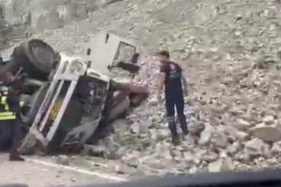 Freni patlayan TIR'dan atlayan sürücü öldü, 2 kişi yaralandı