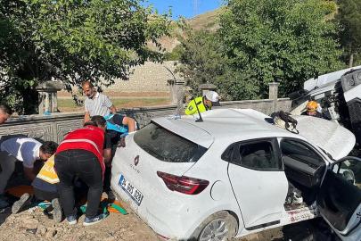 Siirt'te tır ile otomobil çarpıştı: 1'i ağır 4 yaralı