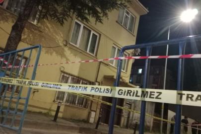 Temel kazısı yapılan sokakta, 3 katlı bina tahliye edildi