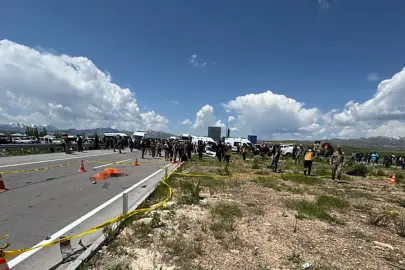 Van'da pikap ile hafif ticari aracın çarpıştığı kazada 4 kişi öldü, 2 kişi yaralandı