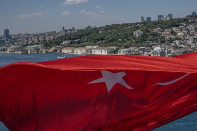 İstanbul Boğazı'ndaki köprülere Türk bayrağı asıldı